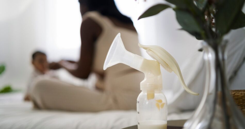 Сцеживание грудного молока: советы по сцеживанию молокоотсосом и вручную