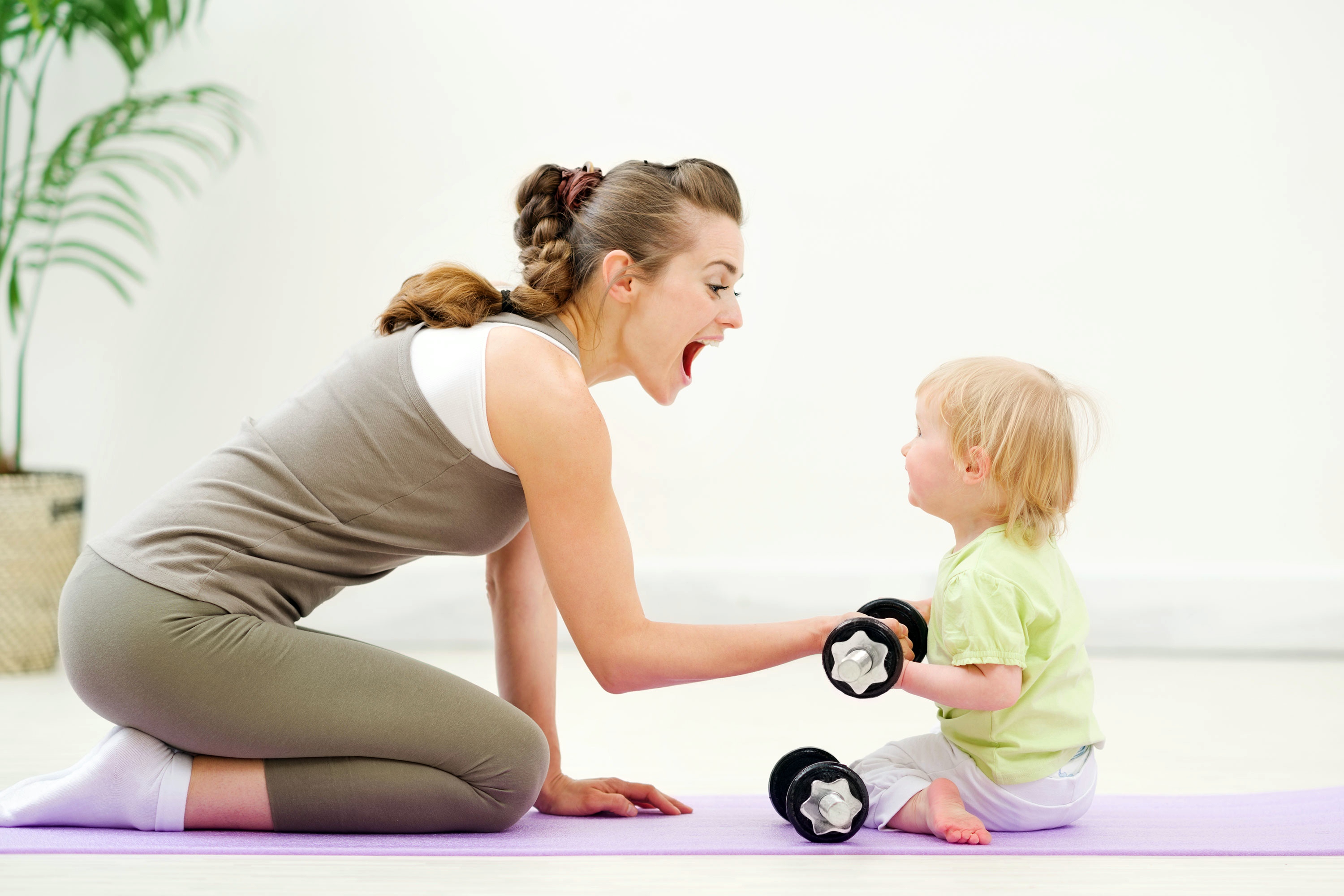 Будь всегда здоровой мама. Фитнес мама. Детский фитнес. Мама с ребенком занимаются спортом. Фитнес после родов.